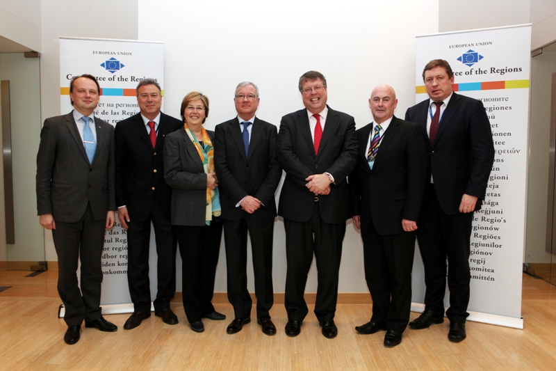 Από αριστερά: Ο επικεφαλής της Λιθουανικής Αντιπροσωπείας στην ΕτΠ, κ. Arnoldas Abramavicius, ο Επικεφαλής της Ελληνικής Αντιπροσωπείας στην Επιτροπή των Περιφερειών (ΕτΠ) και Περιφερειάρχης Αττικής, Γιάννης Σγουρός, η Ά Αντιπρόεδρος της ΕτΠ, κα Mercedes Bresso, ο Πρόεδρος της ΕτΠ, κ. Ramon Luis Valcarcel, ο Πρέσβης Μόνιμος Αντιπρόσωπος της Ιρλανδίας στην Ευρωπαϊκή Ένωση, κ. Rory Montgomery, ο επικεφαλής της Ιρλανδικής Αντιπροσωπείας στην ΕτΠ, κ. Patrick Mc Gowan και ο Πρέσβης Μόνιμος Αντιπρόσωπος της Λιθουανίας στην Ευρωπαϊκή Ένωση, κ. Raimundas Karoblis