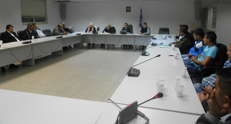 Φωτογραφία από σύσκεψη με εκπροσώπους των Ρομά
