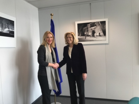 Synantisi me Epitropo