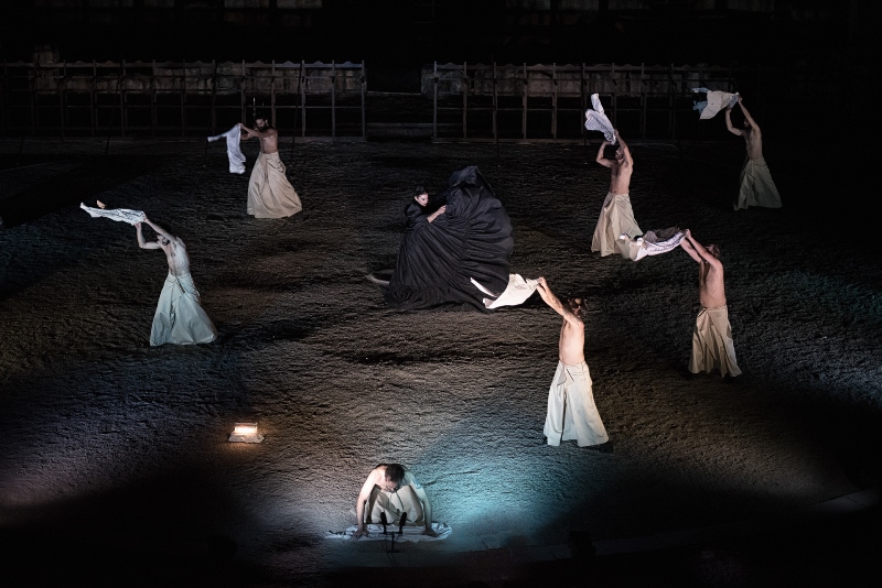 Πέρσες του Αισχύλου για 8 παραστάσεις