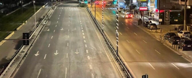 Από τη Λεωφόρο Ποσειδώνος ξεκίνησε η τοποθέτηση φωτιστικών σωμάτων led σε όλο το οδικό δίκτυο της Αττικής αρμοδιότητας της Περιφέρειας, με χρηματοδότηση της Περιφέρειας Αττικής, συνολικού προϋπολογισμού 36.9 εκ. ευρώ, μέσω του ΠΕΠ Αττικής 2014-2021