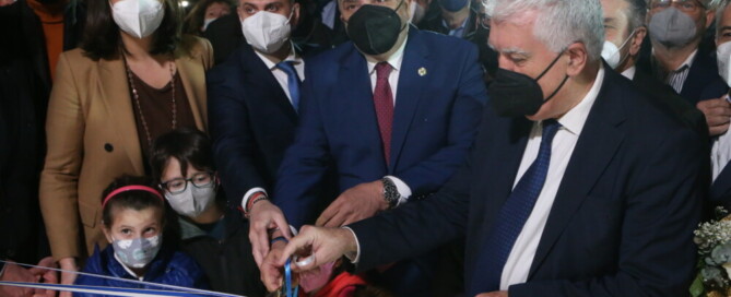 Παραδόθηκε στους πολίτες η νέα σύγχρονη πεζογέφυρα επί της Λ. Μεσογείων στην Αγ. Παρασκευή η οποία κατασκευάστηκε με χρηματοδότηση της Περιφέρειας Αττικής, δημοπρατήθηκε και εκτελέστηκε από το Υπουργείο Υποδομών και Μεταφορών